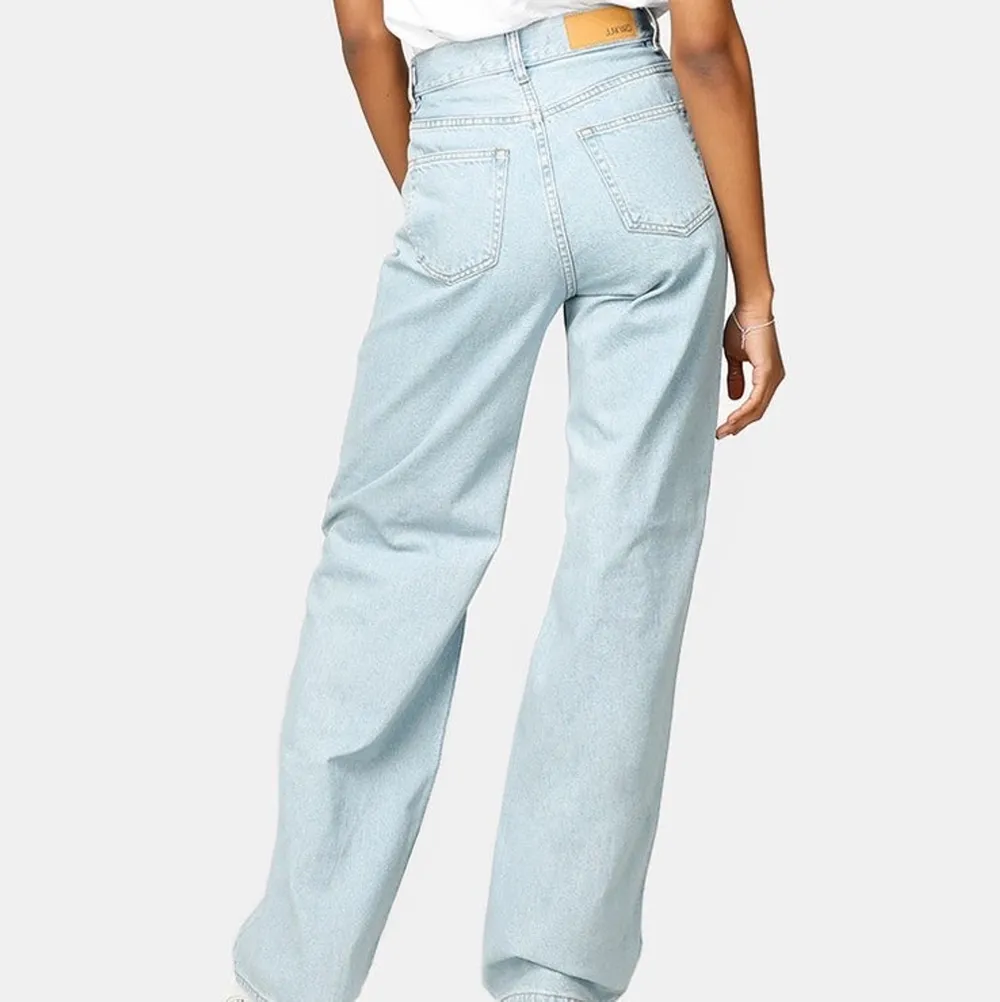 Breda ljusblå jeans från junkyard. Jeans & Byxor.