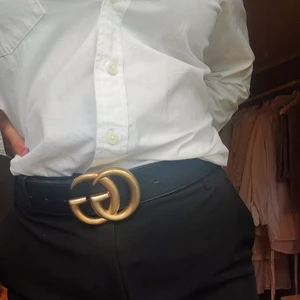 Äkta Gucci bälte - Ett äkta och exklusivt Gucci bälte med matt spänne i guld. Säljer denna då den inte kommer till någon användning och bör hitta av en ny ägare! Små skavanker på spännet (inget man ser på avstånd) 💛 Storlek 90 (vilken motsvarar S-M). Kvitto saknas därav det låga priset, men se bild 3 för äkthetsbevis! Extra hål är tagna. Priset är inkl. frakt 💕