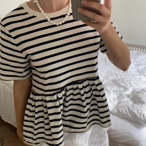 Randig tröja med volang - Säljer nu min trendiga zara tröja då den inte kommer till användning. Storlek S men passar xs lika bra, pris 90kr, köp direkt 120kr🙌🏼🙌🏼  säljer ändrat vid bra bud!!  (lånade bilder)