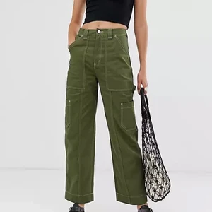 Straight cargo byxor - Byxor från Weekday, mycket bra skick 💜💜💜