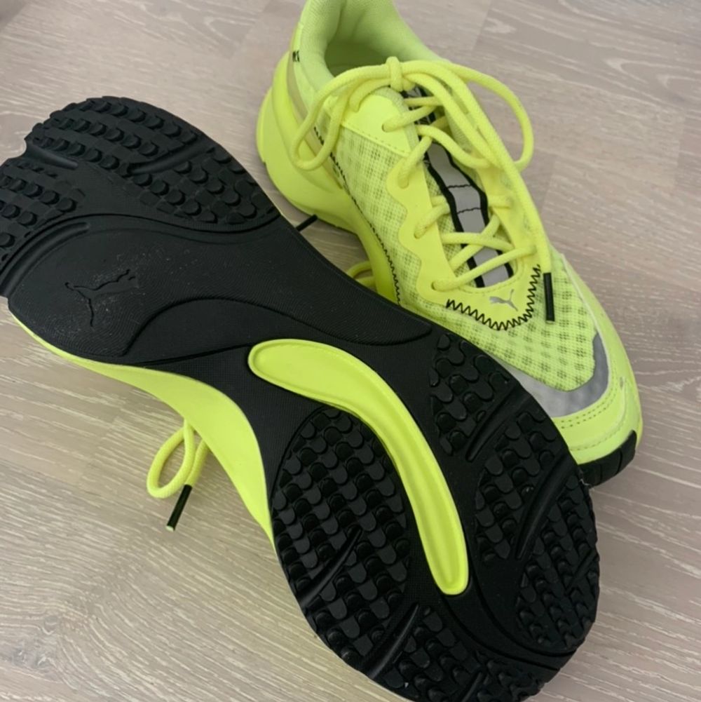 PAKETPRIS! Shorts, sport-bh och sneakers i tema svarta och neongul Pris och storlek: short (strl S) 50kr + frakt sport-bh (strl XS) 50kr + frakt sneakers (strl 36) 500kr + frakt OANVÄNDA PAKETPRIS 550kr för allt. Skor.