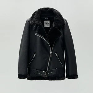 Zara bikerjacka - Säljer min fina bikerjacka med fuskpäls från zara. Funkar superbra både vinter och höst. Storlek xS och superfint skick. För egna bilder skriv till mig. Köpare står för porto💘