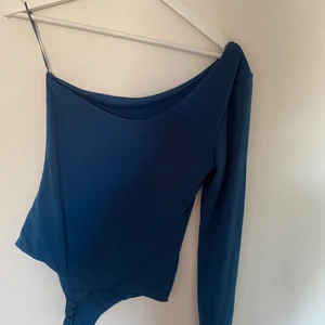 Topp/body - Body med en ärm. Från bikbok i strl S. Väldigt fint skick.  Köparen står för frakten om du inte kan mötas upp (endast i Falköping).                                                                                 Om du kombinerar med fler av mina plagg tar jag endast en frakt avgift. Köparen ska även betala innan plagget skickas med ett bevis från swish. 