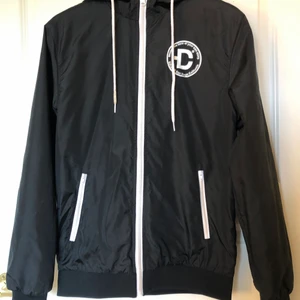 Dirtcült vindjacka - Dirtcült vindjacka i nyskick, endast använd ett fåtal gånger! Storlek S. OBS! Köparen står för frakten vilket är 66kr och därmed är det även spårbart för att garantera säkerheten☺️