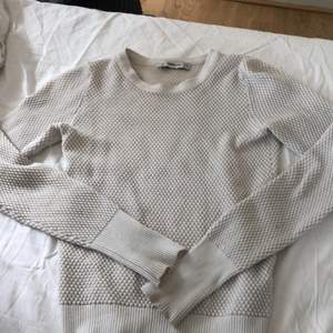 Super snygg tröja från Zara Knit!💞 fint skick! Storlek xs men passar S💕 säljer tröjan! men kan tänka mig byta mot en likadan fast med korta ärmar💘