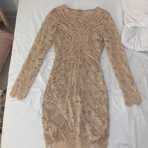 Klänning - Supersnygg fodralklänning i beige spets. Ganska kort. Tyvärr för liten