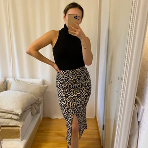 Leopardkjol storlek S - Superstretchig och skön leopardkjol ifrån Gina Tricot. Resorband i midjan. Superfint skick! GRATIS FRAKT!
