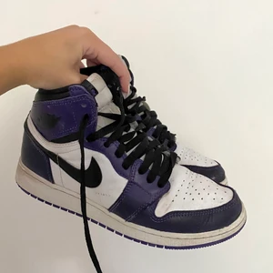 Jordans court purple - Säljer mina jordans high i court purple, för att dem inte kommer till användning lägre💜 storlek 39, bra skick för att ha använt dem hyfsat. Skriv om du vill ha mer bilder eller undrar nåt!