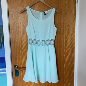 Sommarklänning  - Ljusblå sommarklänning med spetsdetalj, HM, 34