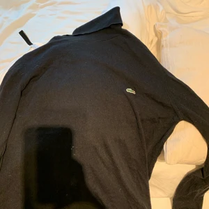 Lacoste polotröja - Svart Lacoste polotröja, fint skick! Köpt för över 1000kr