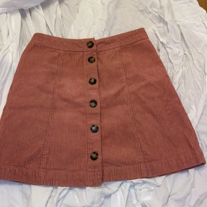 Rosa kjol  - En super fin kjol i en gammelrosa färg och med manchester tyg! Kjolen är från Hm och är i stl XS