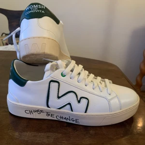 Comovita sneakers - Så feta sneakers från Comovita som är ett italienskt märke. Älskar dem!! Men tyvärr är dem för små😭 Köpte dem för 1600