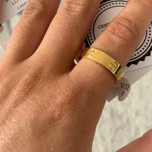 Oanvänd. Säljer denna ringen som är köpt från diamond style. Nypris ligger på 599kr. Storlek 9= 18,36mm. Guldfärgad. 