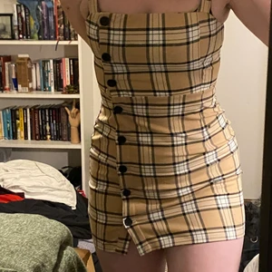 Klänning från hm - Super snygg klänning från hm som inte har kommit till användning! Storlek: 38 men funkar även till 36! ❤️