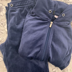 Mjukis dress - En superfin härlig mörkblå mjukis dress från gina. TYVÄRR FINNS SNÖREN INTE MED