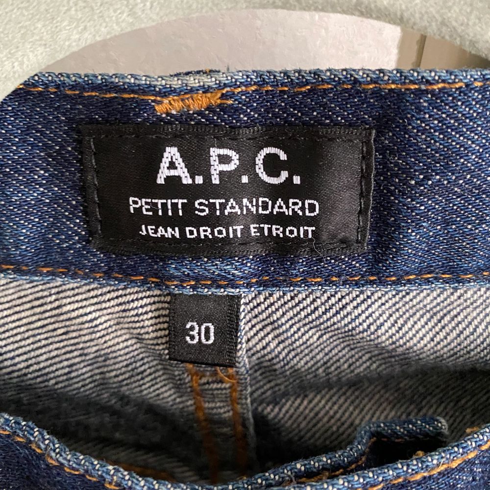 Jeans från A.P.C i okej men använt skick. Jeans & Byxor.