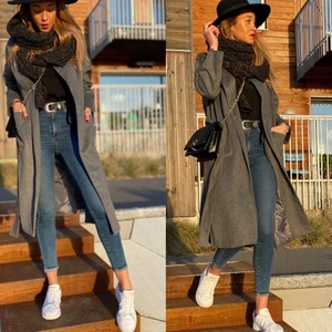 Grå höstkappa. Storlek M - Knappt använd! Nyskick. Varm och riktigt snygg inför hösten och med en hoodie under är den perfekt för vintersäsongen. 