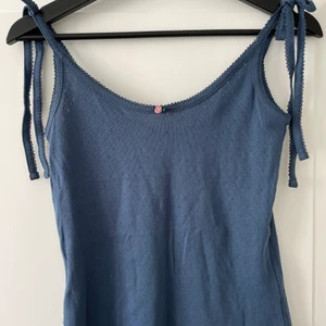 & Other Stories linne - Linne från & Other Stories med liten rosa ros framtill och rosetter på axelbanden. Aldrig användt! Storlek 34