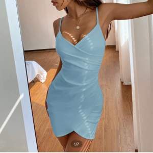 Superfin blå klänning från shein. Den är använd en gång så den är i nyskick. Storlek M. Säljer för 120kr+ frakt. 💕