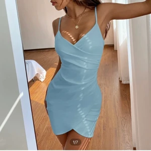 Blå klänning - Superfin blå klänning från shein. Den är använd en gång så den är i nyskick. Storlek M. Säljer för 120kr+ frakt. 💕