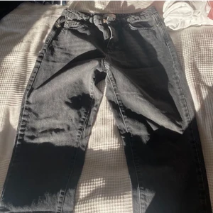 Jeans gråa - Ganska små i storleken och mina ben då knappt plats i dem skulle säga att dem är mer 36 än 38 , köpte dem begagnade och dem passade inte mig så säljer vidare dem 