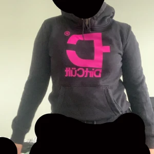 Dirth cült hoodie  - Hej, säljer min dirthcult hoodie i storlek L. Jag brukar bära storlek m och nån gång storlek s. Passar både S och m. Säljer den för 350kr. Nypriset är 699kr. Kan tänka mig att sänkas lite eftersom den är ca ett halv år och tvättad mycket. Men skicket är ändå väldigt bra. Köparen står för frakt.