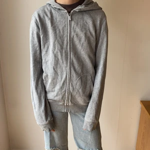 Grå sweatshirt - Enkle grå sweatshirt med luva och dragkedja. Använd få gånger.