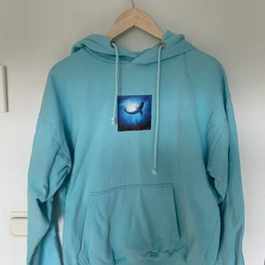 Hoodie - Superfin hoodie från märket Stay, finns några fläckar som inte går bort tyvärr, men knappast märkbara. Trycket är även lite slitet men samma här knappt märkbart. Kan mötas upp i Gbg eller skicka (köparen står för frakten) 😊😊😊