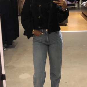 Blåa ginatricot straight jeans - Ett par svin snygga straight jeans från ginatricot som jag köpt nyligen men som tyvärr inte passade helt, strl 34 (kan vara bra att ta en storlek mindre då de töjs ut efter ett tag, så ifall du vanligt vis har 36 så funkar dessa bra också)💓💗 köpte de för 600kr. 300kr+ frakt