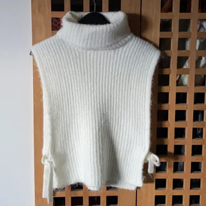 Stickad väst! - Säljer en fin stickad väst som aldrig kommit till användning!💖 kan tyvärr inte se storleken men jag är S och den passar mig så passar S! 🤩 den är i väldigt fint skick då jag endast testat den😇