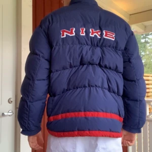 Nike Vintage Pufferjacka - Säljer denna sjuka vintage jackan från Nike. Tror modellen är från tidigt 2000-tal. Det bästa med jackan är att man kan vända ut och in på den så man får 2 jackor i 1!🔥 Jackan är i storlek XL men passar även mig som är storlek L.👌🏻. Sätter startpris på 400 så får ni buda i kommenterna om fler vill ha den.✌🏼 Om fler bilder önskas är det bara att skriva✌🏼