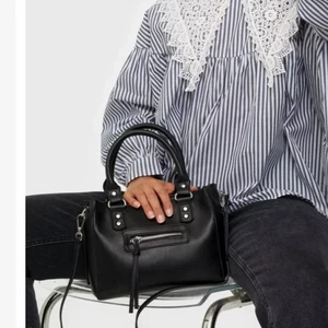 Supersnygg Oöppnad väska från Nelly - Säljer denna väska då jag råkade beställa hem två och det inte längre går att skicak tillbaka. Lappen sitter kvar på. Justerbart axelband och originalpriset på 399kr och finns INTE kvar i lager sist jag kollade! (Fraktkostnad ingår ej i priset)💗💗