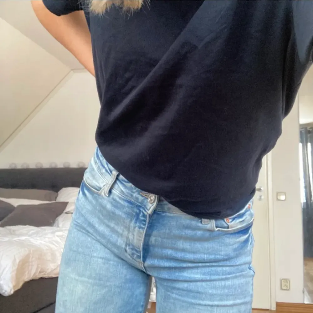 Säljer dessa snygga jeans från mango, storlek S, säljer för 100kr + frakt💕. Jeans & Byxor.