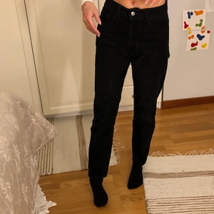 Manchester byxor  - Superfina svarta Manchester byxor från bik bok. Använd endast ett fåtal gånger. Storlek 36 men har vanligtvis 34 i byxor, så passar båda.❤️‍🔥 Pris diskuteras kom privat, köparen står för frakt