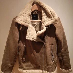 Aviator jacka från zara st xs - Jätte fin jacka från zara st xs, beige. Utan någon fläck etc två fickor med dragkedja. Väldigt gosig. Kan fraktas spårbart eller inte samt mötas. 