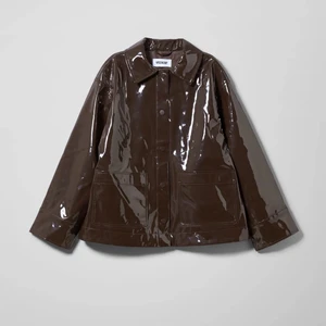 Weekday jacka - Regnjacka / vinyl jacka från weekday. Ser mer glansig ut i verkligheten än på min egna bild då kameran mattar ner den. Använd max 3 ggr! Nyskick!💕 Strl S men passar XS-M Nypris: 650 kr 