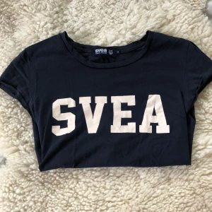 SVEA T-SHIRT - T-shirt från Svea. Jättefint skick. Storlek XS💙