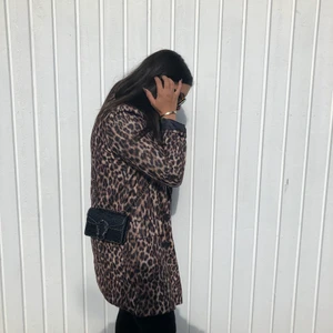 SHEIN Kappa storlek L - Snygg kappa men går även att använda som blazer klänning. Väldigt tunn och skön. Pris ekluxive frakt vilket köparen står för. 