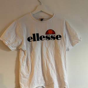 Vit t-shirt från Ellesse. Använd fåtal gånger och skicket på den är som ny!!