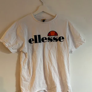 Ellesse Vit T-Shirt  - Vit t-shirt från Ellesse. Använd fåtal gånger och skicket på den är som ny!!