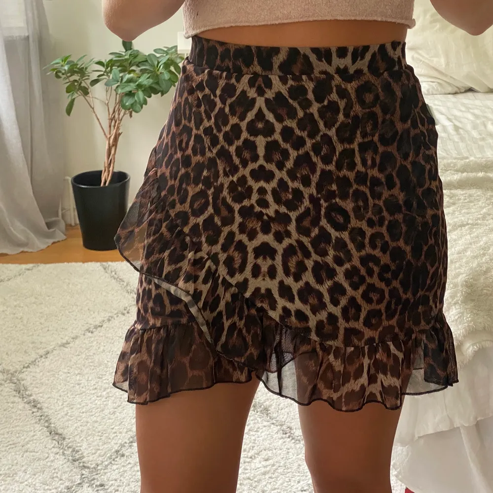Säljer denna fina leopard kjol då den inte längre kommer till användning💕🐆 Köparen står för frakten! . Kjolar.