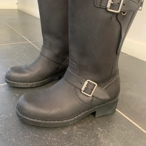 Johnny bulls skor - Svarta lite lägre johnnybulls som jag haft länge men endast kommit till användning en gång