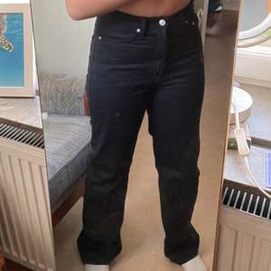 Knappt använda raka high waist jeans från Weekday. Modellen är Rowe W27L30. Eventuell frakt tillkommer💕