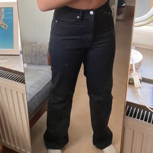 Straight leg jeans  - Knappt använda raka high waist jeans från Weekday. Modellen är Rowe W27L30. Eventuell frakt tillkommer💕