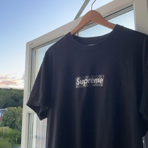 Supreme box logo bandana - Tvärskön tischa som tyvärr inte passar. Knappt använd. Postar vanligtsvis dagen efter beställning och frakt står jag för :)