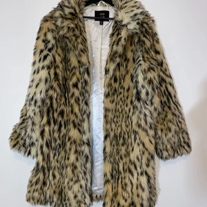 Fuskpäls vinterjacka - Oversized fuskpäls vinterjacka med djurmotiv och fina knappar.