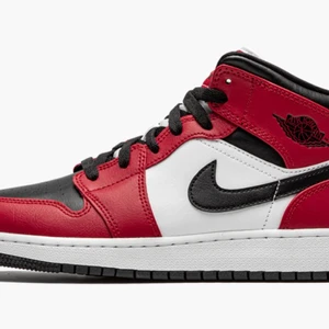 38,5 - Jag säljer mina Air Jordan mid Chicago black toe. För  800 Dom är andvända ett fåtal gånger. köparen står även för frakten. Andra bilden är egen bild💞💗