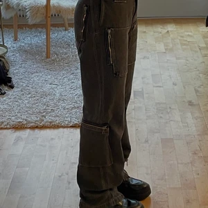 Låga jeans med dragkedjor  - Storlek 42 men passar mig som brukar ha storlek 38