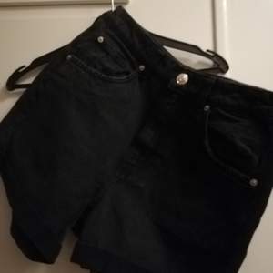 Shorts från h&m. Svarta, storlek 36, högmidjade
