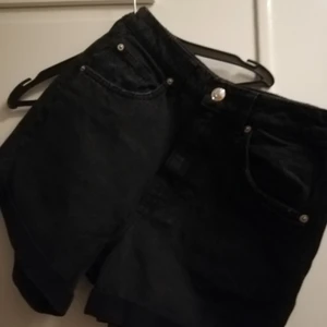 Shorts  - Shorts från h&m. Svarta, storlek 36, högmidjade